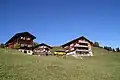 Häusergruppe, rechts das Hotel Post