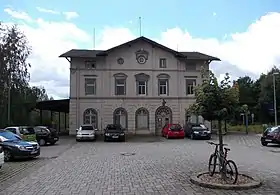 Empfangsgebäude, Zugangsseite, links der Abschnitt nach Löbau, rechts nach Wilthen