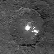 Occatorkrater mit hellen Flecken4.400&nbsp;km Abstand6. Juni 2015