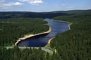Luftbild des Oderteiches von Süden; über den Staudamm(vorne) verläuft die Bundesstraße 242