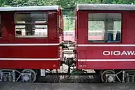 Die Kupplung befindet sich 640 mm über der Schienenoberkante statt 880&nbsp;mm wie in Japan üblich.