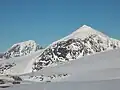 Blick vom Rande des Okstindbreen auf Oksskolten (links) und Okstinden (rechts)