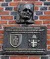 Gedenkplakette und Bronzeporträt des Papstes