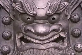 Detail: ein Oni-ita (鬼板), wörtlich: das Brett, das die Koboldfratze trägt