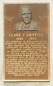 Tafel an einem Denkmal im Baseball-Stadion Tinker Field in Orlando, Florida