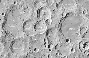Fernelius (oberer Rand) und Umgebung (LROC-WAC)