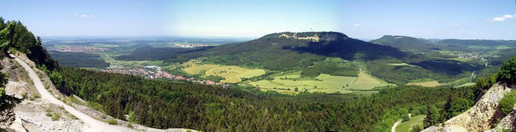 Plettenberg mit sogenanntem Plettenkeller vom Ortenberg gesehen
