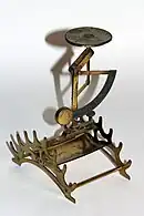 Federträger mit Briefwaage, um 1905
