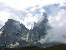 Cima di Vezzana (links, 3192 m) und Cimon della Pala (rechts, 3184 m) vom Pass aus gesehen