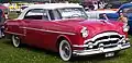 Packard Convertible Modell 5479 (1954). Das Konzept mit Reihen-Achtzylindermotor und Facelift eines 1951er Designs war veraltet und stand im letzten Produktionsjahr