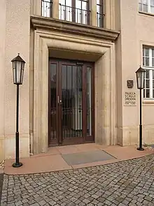Haupteingang der Palucca Schule Dresden, Türgewände in Sandstein vom Typ Cotta