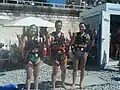 Drei Personen vor dem Start mit Parasailing-Ausrüstung (Gurte, Weste und Haken)