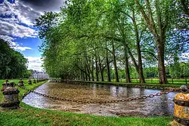 Kanal und Platanenreihe an der Schlosszufahrt