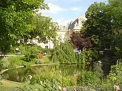 Square du Temple, im Hintergrund die Bürgermeisterei des 3. Arrondissement
