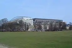 Parken-Stadion in Kopenhagen, Blick von Südwesten bei blauem Himmel