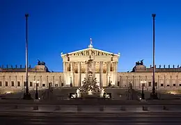 Parlamentsgebäude mit Vorplatz abends