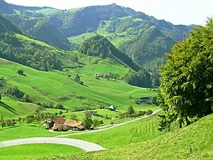 Passwangstrasse östlich von Beinwil, mit der Hohen Winde (1204&nbsp;m) in der Bildmitte