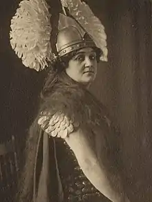 Porträtfoto von Perceval Allen im Brunnhilde-Kostüm, 1913