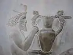 Bild 16: Ausschnitt aus einem achämenidischen Relief in Persepolis mit einer Amphora mit Greifenprotomen, 6.–5. Jahrhundert vor Christus.