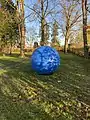 Skulptur mit der Inschrift PETER WEINT