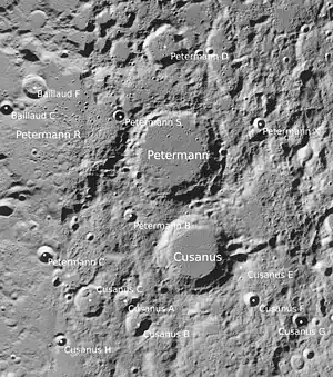 Petermann und Cusanus mit Nebenkratern (Norden oben; LROC-WAC)