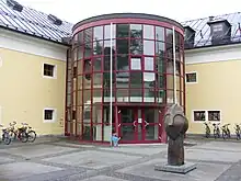 Petersbrunnhof, Eingang Schauspielhaus