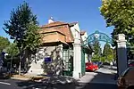 Das Pförtnerhaus von der Straße aus gesehen