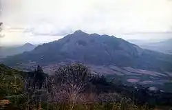 Der Phalombe vom Plateau des südöstlich daneben liegenden Mulanje-Massivs – der Ort Phalombe liegt in diesem Tal. Im Hintergrund links der Berg Machemba mit 1427 m