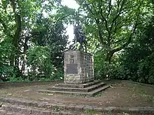 Das Husarendenkmal – ein lebensgroßer Meldereiter aus Bronze von 1938