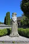Denkmal in Form einer Plakette auf einem stilisierten Baumstamm in Pischelsdorf am Engelbach in Oberösterreich