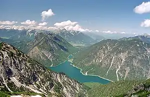 Plansee von Südosten, in der Mitte der Abfluss durch den Kleinen Plansee bzw. den Archbach in Richtung Lechtal