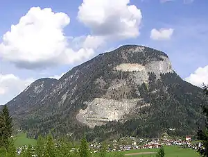 Großer und im Hintergrund kleiner Pölven, gesehen von Bad Häring aus, Mai 2005