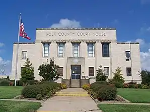 Polk County Courthouse (Arkansas) in Mena (2004). Das 1939 erbaute Courthouse weist Stilelemente des Art déco auf und ist seit November 1992 im NRHP eingetragen.