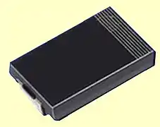 Quaderförmiger SMD-Polymer-Elektrolytkondensator. Das äußere Erscheinungsbild gibt keinen Hinweis auf das intern verwendete Anodenmaterial.