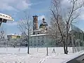 Sportanlagen vor der Kirche