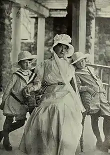 Carol Brooks mit Söhnen