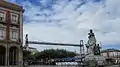 Vordergrund Skulptur, Hintergrund Brücke mit Schwebefähre über Fluss Nervión.