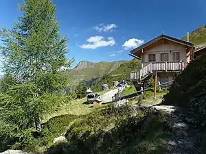 Die Porzehütte in den Karnischen Alpen, im Hintergrund das Spitzköfele (2314&nbsp;m)
