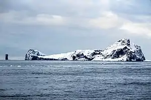 Possession Island mit Dickson&nbsp;Pillar (links)