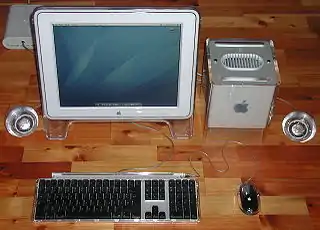 Apple Studio Display 17" mit Power Mac G4 Cube