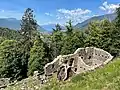 Ruine, gut erkennbar die Balkenlöcher
