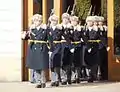 Wachaufzug in der Prager Burg in Winteruniform