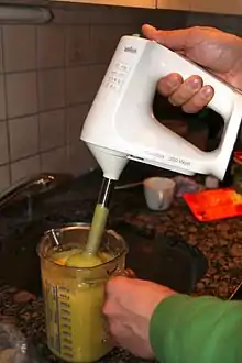Elektrisches Handrührgerät mit Stabmixer-Aufsatz