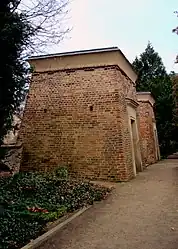 Klassizistische Pylonen (im antiken Sinn) auf dem alten Friedhof in Roßlau