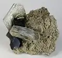 Rauchquarz und Muskovit auf Mikroklin aus der „Little Three Mine“, San Diego County, Kalifornien (Größe&nbsp;6,8&nbsp;cm&nbsp;×&nbsp;6,8&nbsp;cm&nbsp;×&nbsp;2,4&nbsp;cm)