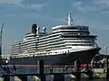 Queen Elizabeth wendet am 24.&nbsp;Juli 2012 auf der Innenförde in Kiel