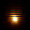 Lichtquelle zirka 25&nbsp;Zentimeter neben dem Objektiv der Kamera