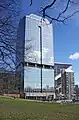 Das Bürohochhaus an der Südwestecke des Stadions