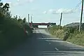 Die Regionalstraße R490 bei Moneygall kurz vor der neuen Brücke der Autobahn M7.