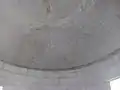 Die Dachkuppel weist einen durchgehenden Riss auf, der vom Kapellenraum aus gut sichtbar ist.